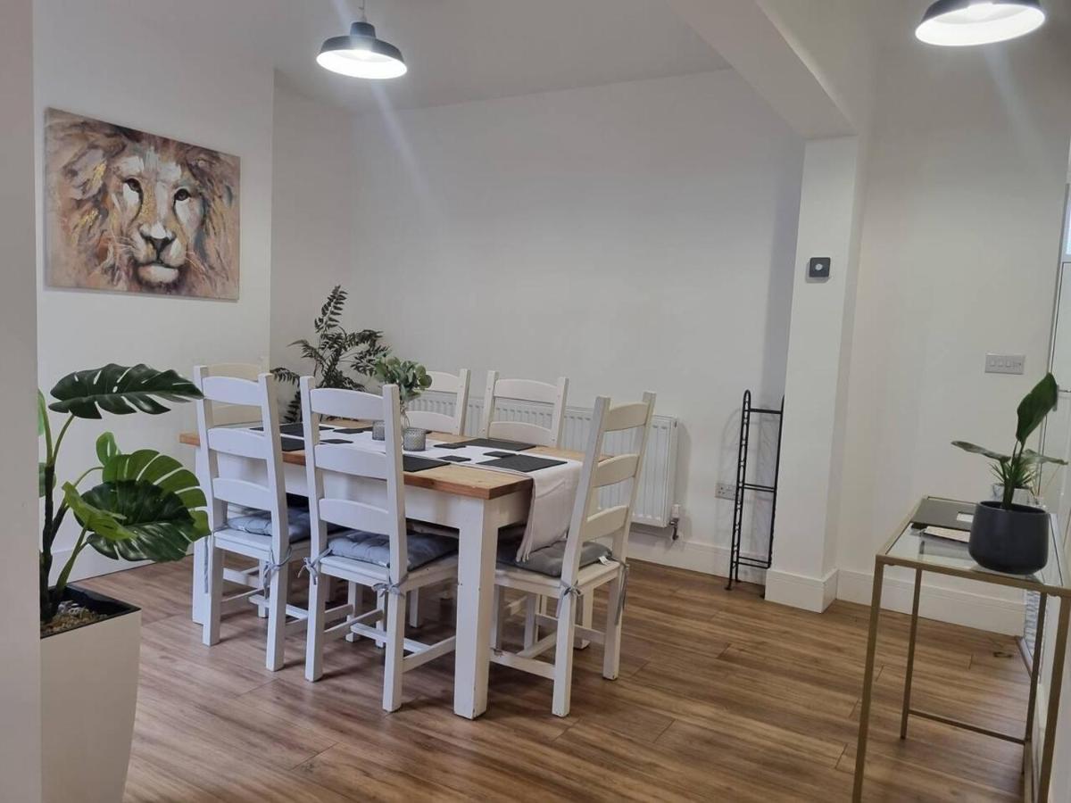 Modern 4-Bedroom Townhouse With Private Garden Abertillery Esterno foto