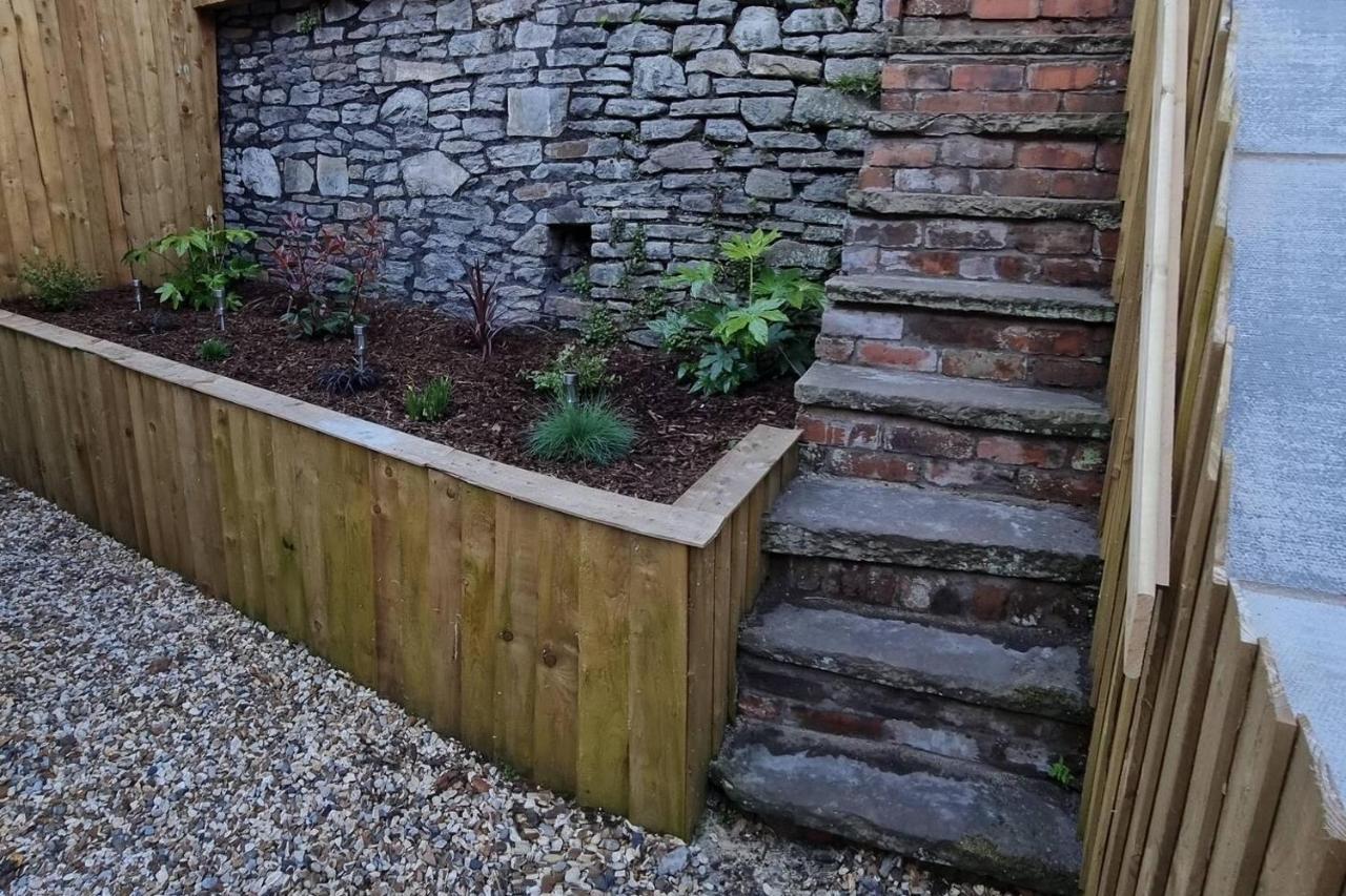 Modern 4-Bedroom Townhouse With Private Garden Abertillery Esterno foto